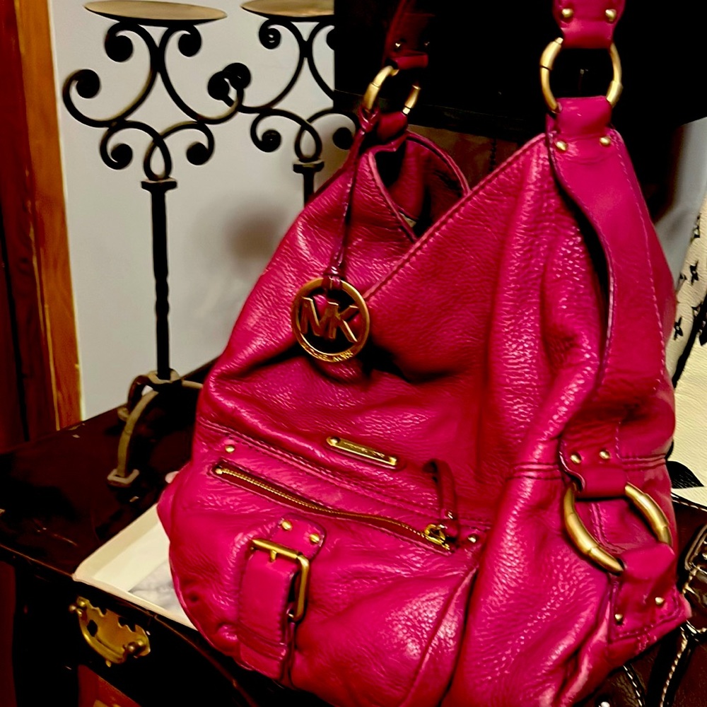 Michael kors bucket bag in fuscia